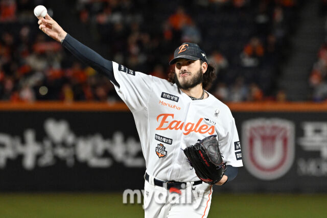 29일 대전 한화생명 볼파크 야구장에서 열린 '2025 신한 SOL 뱅크 KBO 한국시리즈 3차전' LG 트윈스와 한화 이글스 경기.<br><br>한화 선발 폰세가 힘차게 투구하고 있다./마이데일리