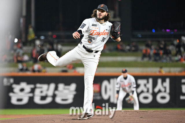 29일 대전 한화생명 볼파크 야구장에서 열린 '2025 신한 SOL 뱅크 KBO 한국시리즈 3차전' LG 트윈스와 한화 이글스 경기. 한화 선발 폰세가 힘차게 투구하고 있다./마이데일리