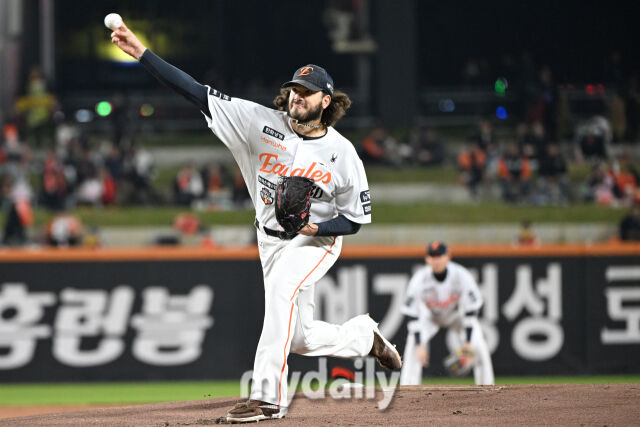 29일 대전 한화생명 볼파크 야구장에서 열린 '2025 신한 SOL 뱅크 KBO 한국시리즈 3차전' LG 트윈스와 한화 이글스 경기. 한화 선발 폰세가 힘차게 투구하고 있다./마이데일리