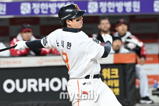 29일 대전 한화생명 볼파크 야구장에서 열린 '2025 신한 SOL 뱅크 KBO 한국시리즈 3차전' LG 트윈스와 한화 이글스 경기. 한화 노시환이 1회말 타격을 하고 있다./마이데일리