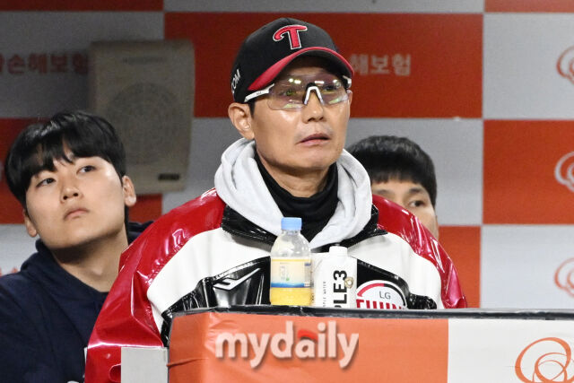 29일 대전 한화생명 볼파크 야구장에서 열린 '2025 신한 SOL 뱅크 KBO 한국시리즈 3차전' LG 트윈스와 한화 이글스 경기.<br><br>LG 염경엽 감독이 경기를 지켜보고 있다./마이데일리