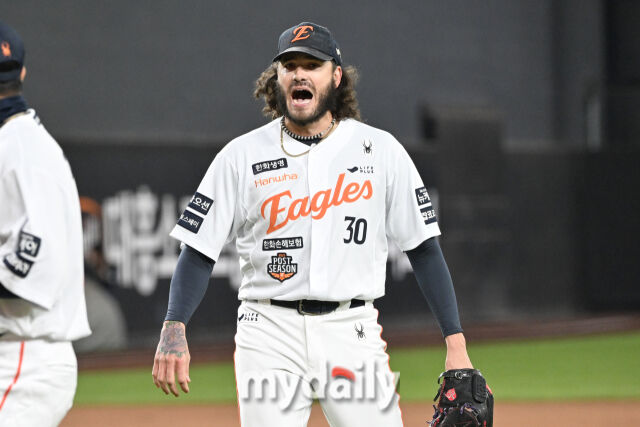 29일 대전 한화생명 볼파크 야구장에서 열린 '2025 신한 SOL 뱅크 KBO 한국시리즈 3차전' LG 트윈스와 한화 이글스 경기. 한화 선발 폰세가 2회초 2사 1루 LG 박동원을 삼진으로 잡은 후 미소를 짓고 있다./마이데일리