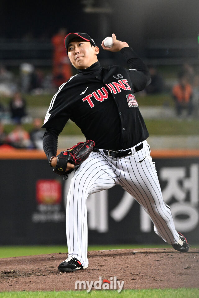 29일 대전 한화생명 볼파크 야구장에서 열린 '2025 신한 SOL 뱅크 KBO 한국시리즈 3차전' LG 트윈스와 한화 이글스 경기. LG 선발 손주영이 힘차게 투구하고 있다./마이데일리
