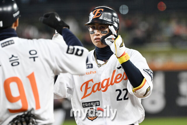 29일 대전 한화생명 볼파크 야구장에서 열린 '2025 신한 SOL 뱅크 KBO 한국시리즈 3차전' LG 트윈스와 한화 이글스 경기. 한화 채은성이 2회말 선두타자로 나와 안타를 치고 있다. 한화 채은성이 2회말 선두타자로 나와 안타를 치고 있다./마이데일리