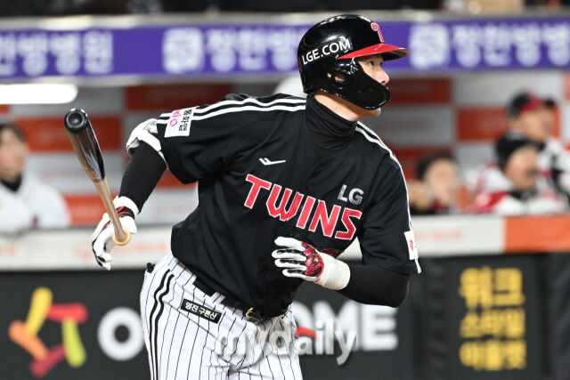 29일 대전 한화생명 볼파크 야구장에서 열린 '2025 신한 SOL 뱅크 KBO 한국시리즈 3차전' LG 트윈스와 한화 이글스 경기. LG 홍창기가 3회초 1사 1루에 타격을 하고 있다./마이데일리