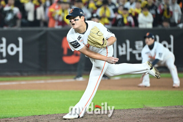 29일 대전 한화생명 볼파크 야구장에서 열린 '2025 신한 SOL 뱅크 KBO 한국시리즈 3차전' LG 트윈스와 한화 이글스 경기. 한화 김서현이 8회초 1사 1-3루에 교체되 마운드에 올라 힘차게 투구하고 있다./마이데일리