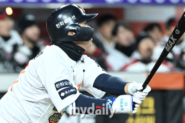 29일 대전 한화생명 볼파크 야구장에서 열린 '2025 신한 SOL 뱅크 KBO 한국시리즈 3차전' LG 트윈스와 한화 이글스 경기. 한화 문현빈이 8회말 1사 1-3루에 1타점 적시타를 치고 있다./마이데일리