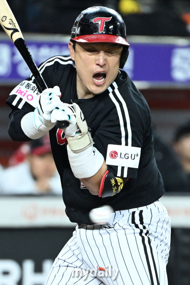 29일 대전 한화생명 볼파크 야구장에서 열린 '2025 신한 SOL 뱅크 KBO 한국시리즈 3차전' LG 트윈스와 한화 이글스 경기. LG 박동원이 9회초 1사 1루에 한화 김서현이 던진 공에 맞고 있다./마이데일리