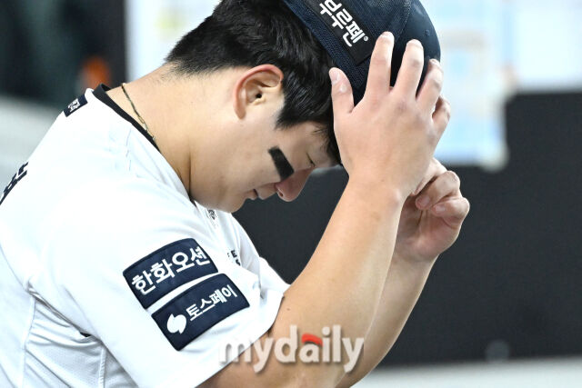 29일 대전 한화생명 볼파크 야구장에서 열린 '2025 신한 SOL 뱅크 KBO 한국시리즈 3차전' LG 트윈스와 한화 이글스 경기.<br><br>한화가 7-3으로 LG에 승리했다. 경기 마무리 투수로 나온 한화 김서현이 경기가 끝난 뒤 더그아웃에서 눈물을 흘리고 있다./마이데일리
