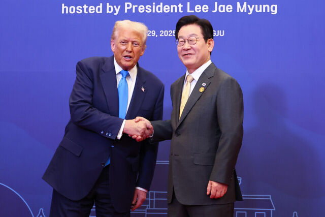 이재명 대통령(오른쪽)이 29일 경북 경주 힐튼호텔 그랜드볼룸에서 열린 대통령 주최 정상 특별만찬에서 도널드 트럼프 미국 대통령을 영접하고 있다. /뉴시스