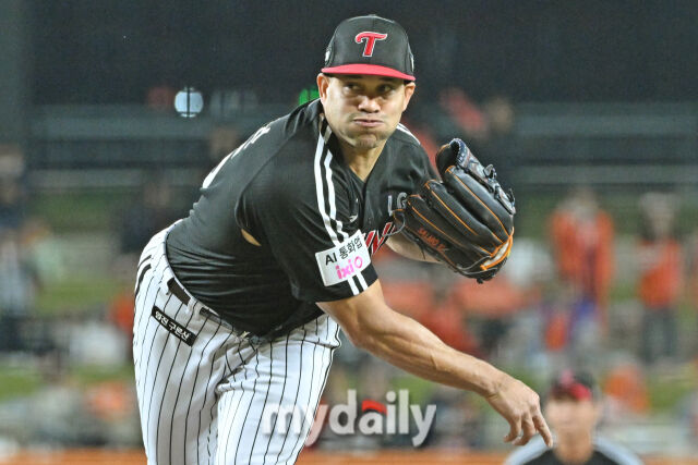 30일 대전 한화생명 볼파크 야구장에서 열린 '2025 신한 SOL 뱅크 KBO 한국시리즈 4차전' LG 트윈스와 한화 이글스 경기. LG 선발 치리노스가 힘차게 투구하고 있다./마이데일리