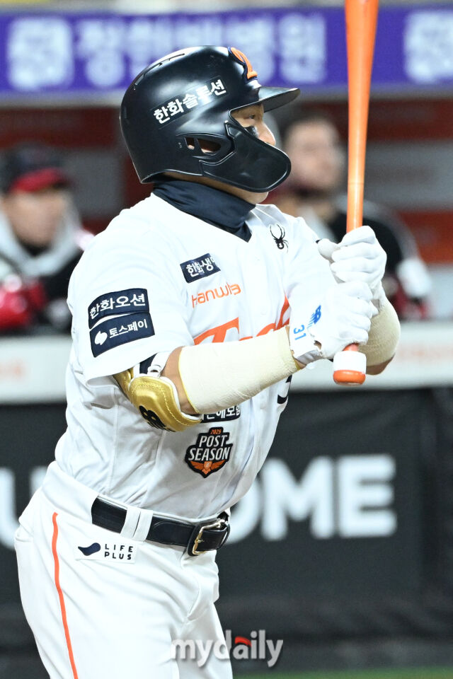 30일 대전 한화생명 볼파크 야구장에서 열린 '2025 신한 SOL 뱅크 KBO 한국시리즈 4차전' LG 트윈스와 한화 이글스 경기. 한화 손아섭이 1회말 선두타자로 나와 안타를 치고 있다./마이데일리