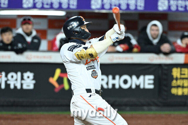 30일 대전 한화생명 볼파크 야구장에서 열린 '2025 신한 SOL 뱅크 KBO 한국시리즈 4차전' LG 트윈스와 한화 이글스 경기. 한화 손아섭이 3회말 1사에 안타를 치고 있다./마이데일리