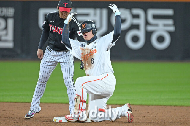 30일 대전 한화생명 볼파크 야구장에서 열린 '2025 신한 SOL 뱅크 KBO 한국시리즈 4차전' LG 트윈스와 한화 이글스 경기. 한화 노시환이 4회말 선두타자로 나와 2루타를 친 후 기뻐하고 있다./마이데일리