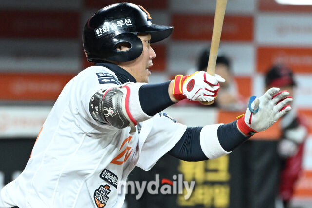 30일 대전 한화생명 볼파크 야구장에서 열린 '2025 신한 SOL 뱅크 KBO 한국시리즈 4차전' LG 트윈스와 한화 이글스 경기. 한화 하주석이 4회말 1사 2-3루 1타점 내야 땅볼을 타격하고 있다./마이데일리