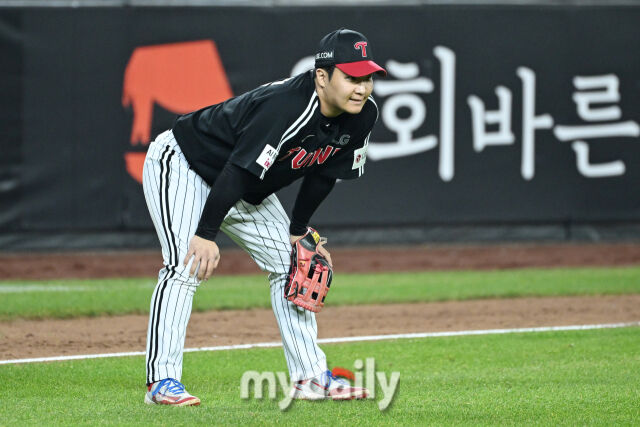 30일 대전 한화생명 볼파크 야구장에서 열린 '2025 신한 SOL 뱅크 KBO 한국시리즈 4차전' LG 트윈스와 한화 이글스 경기. LG 문보경이 7회말 1사 1루 손아섭 땅볼을 송구 실책 후 고개를 숙이고 있다./마이데일리