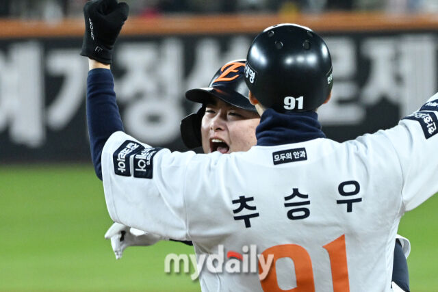 30일 대전 한화생명 볼파크 야구장에서 열린 '2025 신한 SOL 뱅크 KBO 한국시리즈 4차전' LG 트윈스와 한화 이글스 경기. 한화 문현빈이 7회말 2사 2-3루에 2타점 적시타를 친 후 기뻐하고 있다./마이데일리