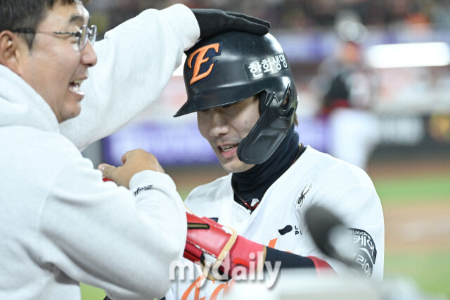 30일 대전 한화생명 볼파크 야구장에서 열린 '2025 신한 SOL 뱅크 KBO 한국시리즈 4차전' LG 트윈스와 한화 이글스 경기. 한화 심우준이 7회말 2사 2-3루에 문현빈 2타점 적시타에 득점을 올린 후 기뻐하고 있다./대전=한혁승 기자 hanfoto@mydaily.co.kr