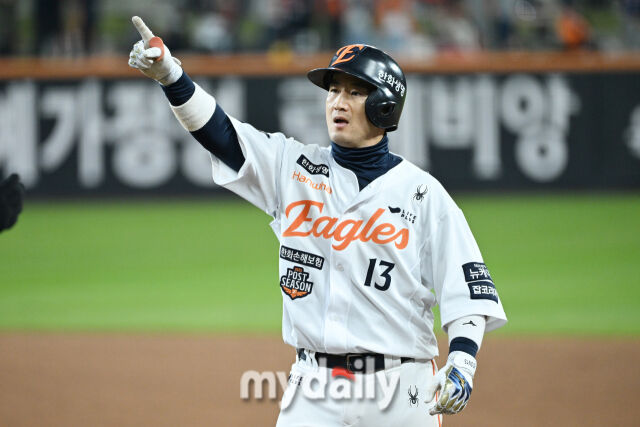 30일 대전 한화생명 볼파크 야구장에서 열린 '2025 신한 SOL 뱅크 KBO 한국시리즈 4차전' LG 트윈스와 한화 이글스 경기. 한화 최재훈이 8회말 2사 2루에 1타점 적시타를 친 후 기뻐하고 있다./마이데일리