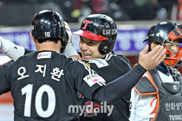 30일 대전 한화생명 볼파크 야구장에서 열린 '2025 신한 SOL 뱅크 KBO 한국시리즈 4차전' LG 트윈스와 한화 이글스 경기. LG 박동원이 9회초 무사 1루에 투런포를 친 후 기뻐하고 있다./마이데일리