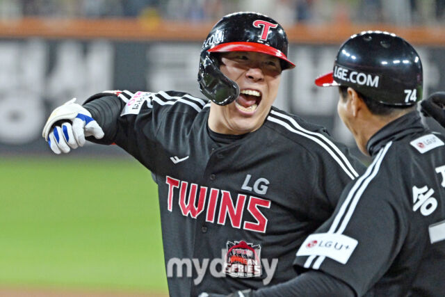 30일 대전 한화생명 볼파크 야구장에서 열린 '2025 신한 SOL 뱅크 KBO 한국시리즈 4차전' LG 트윈스와 한화 이글스 경기.<br><br>LG 김현수가 9회초 2사 2-3루에 2타점 역전 적시타를 친 후 기뻐하고 있다./마이데일리