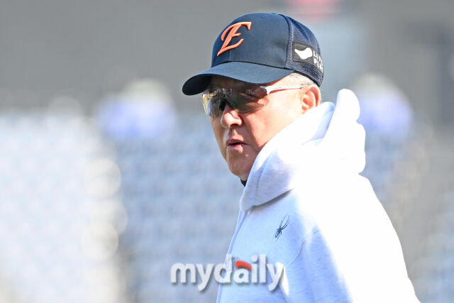 31일 대전 한화생명 볼파크 야구장에서 열린 '2025 신한 SOL 뱅크 KBO 한국시리즈 5차전' LG 트윈스와 한화 이글스 경기. 한화 김경문 감독이 경기 전 훈련을 지켜보고 있다./마이데일리