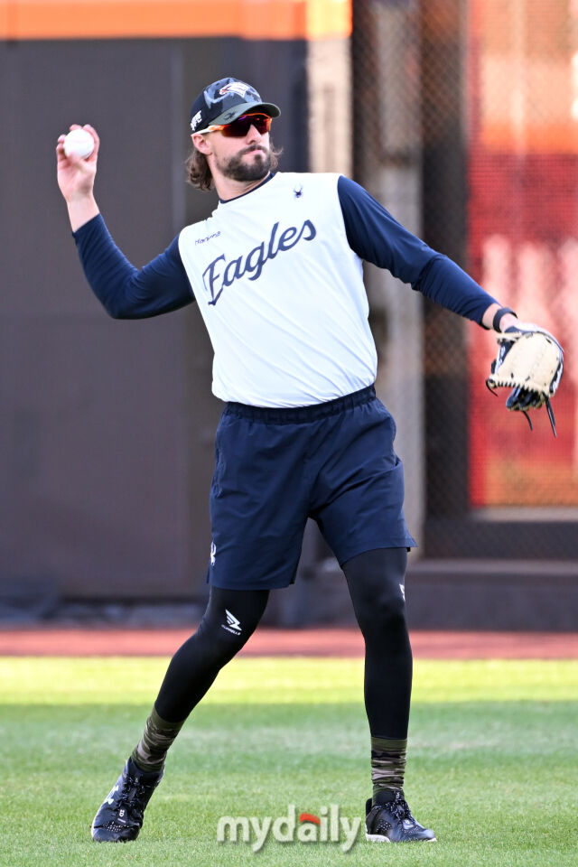 31일 대전 한화생명 볼파크 야구장에서 열린 '2025 신한 SOL 뱅크 KBO 한국시리즈 5차전' LG 트윈스와 한화 이글스 경기.<br><br>한화 와이스가 몸을 풀고 있다./마이데이리