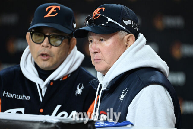 31일 대전 한화생명 볼파크 야구장에서 열린 '2025 신한 SOL 뱅크 KBO 한국시리즈 5차전' LG 트윈스와 한화 이글스 경기. 한화 김경문 감독이 경기를 지켜보고 있다./마이데일리