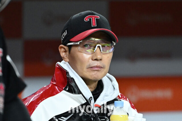 31일 대전 한화생명 볼파크 야구장에서 열린 '2025 신한 SOL 뱅크 KBO 한국시리즈 5차전' LG 트윈스와 한화 이글스 경기.<br><br>LG 염경엽 감독이 경기를 지켜보고 있다./마이데일리