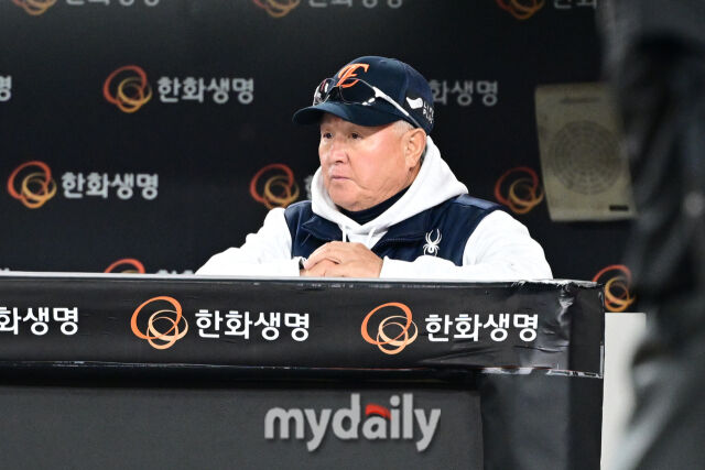 31일 오후 대전 한화생명 볼파크에서 진행된 '2025 신한 SOL Bank KBO 한국시리즈 5차전' LG트윈스-한화 이글스와의 경기. 한화 김경문 감독이 경기를 지켜보고 있다./마이데일리