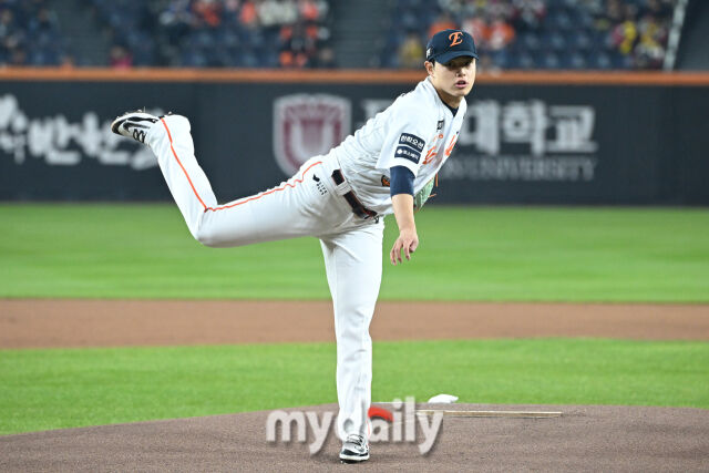 31일 대전 한화생명 볼파크 야구장에서 열린 '2025 신한 SOL 뱅크 KBO 한국시리즈 5차전' LG 트윈스와 한화 이글스 경기. 한화 선발 문동주가 힘차게 투구하고 있다./마이데일리