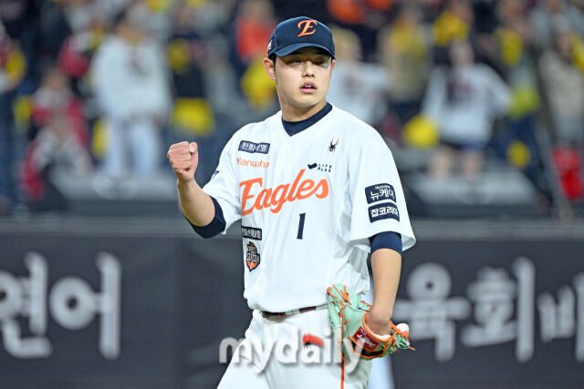 31일 대전 한화생명 볼파크 야구장에서 열린 '2025 신한 SOL 뱅크 KBO 한국시리즈 5차전' LG 트윈스와 한화 이글스 경기. 한화 선발 문동주가 1회초 아웃 카운트를 잡고 주먹을 불끈 쥐고 있다./마이데일리