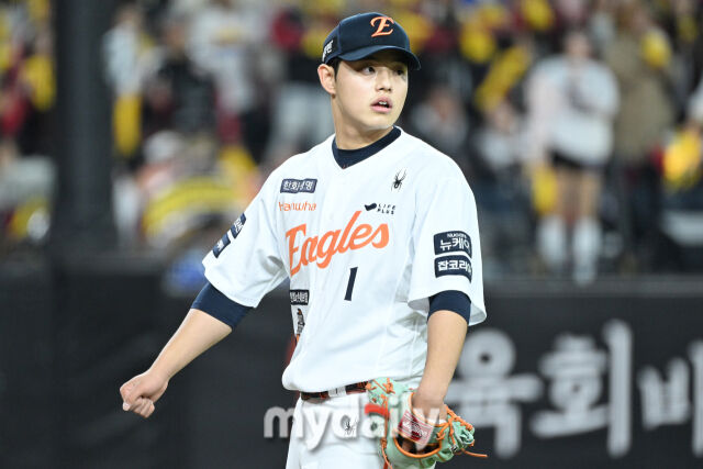 31일 대전 한화생명 볼파크 야구장에서 열린 '2025 신한 SOL 뱅크 KBO 한국시리즈 5차전' LG 트윈스와 한화 이글스 경기. 한화 선발 문동주가 1회초 아웃 카운트를 잡고 주먹을 불끈 쥐고 있다./마이데일리