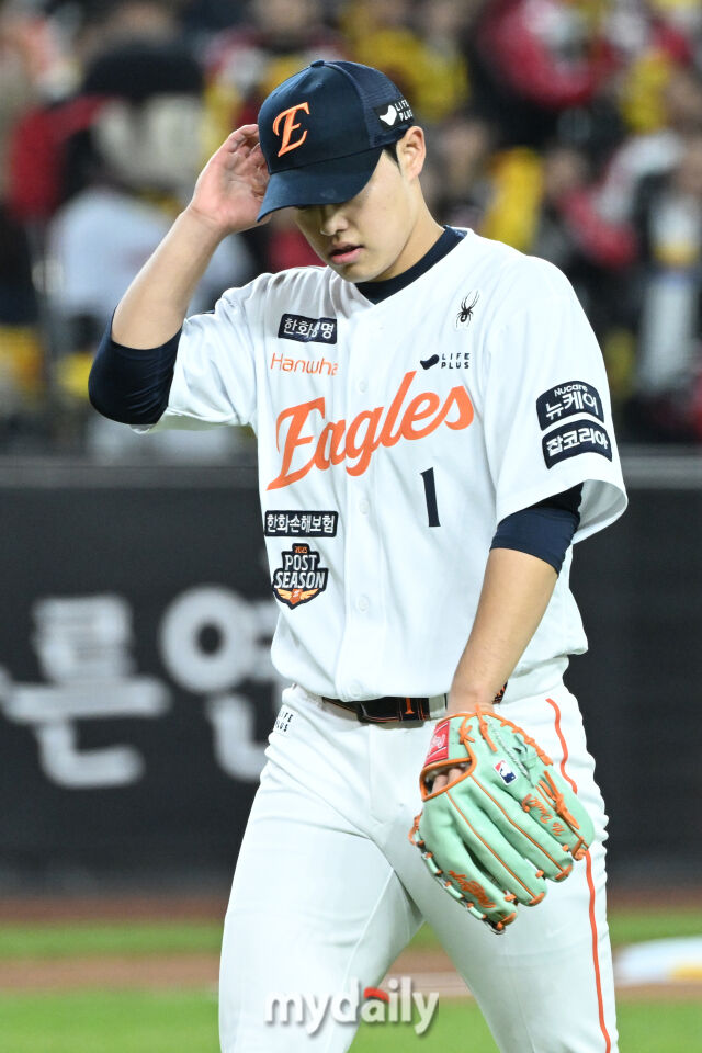 31일 대전 한화생명 볼파크 야구장에서 열린 '2025 신한 SOL 뱅크 KBO 한국시리즈 5차전' LG 트윈스와 한화 이글스 경기. 한화 선발 문동주가 1회 1실점으로 수비를 마치고 더그아웃으로 들어서고 있다/마이데일리