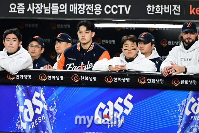31일 오후 대전 한화생명 볼파크에서 진행된 '2025 신한 SOL Bank KBO 한국시리즈 5차전' LG트윈스-한화 이글스와의 경기. 한화 선발 문동주가 1회를 끝낸 뒤 더그아웃에서 경기를 지켜보고 있다./마이데일리