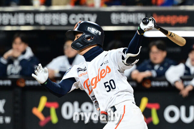 31일 오후 대전 한화생명 볼파크에서 진행된 '2025 신한 SOL Bank KBO 한국시리즈 5차전' LG트윈스-한화 이글스와의 경기. 한화 이원석이 2회말 1사 만루에서 내야 땅볼을 때리고 있다./마이데일리
