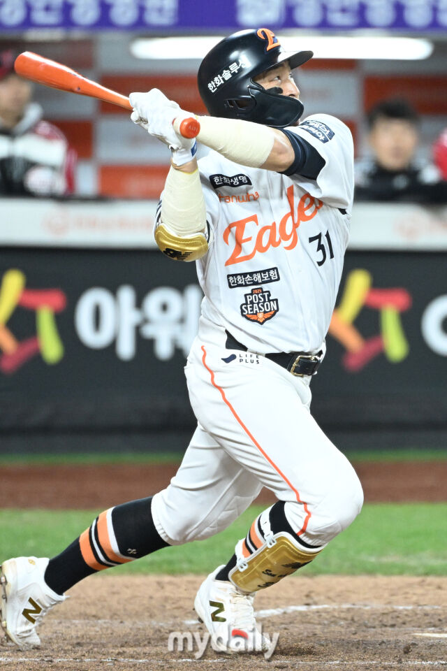 31일 대전 한화생명 볼파크 야구장에서 열린 '2025 신한 SOL 뱅크 KBO 한국시리즈 5차전' LG 트윈스와 한화 이글스 경기. 한화 손아섭이 3회말 선두타자로 나와 안타를 치고 있다./마이데일리