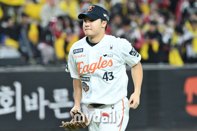 31일 대전 한화생명 볼파크 야구장에서 열린 '2025 신한 SOL 뱅크 KBO 한국시리즈 5차전' LG 트윈스와 한화 이글스 경기. 한화 정우주가 4회초 무사 1루에 교체되 더그아웃으로 향하고 있다./마이데일리