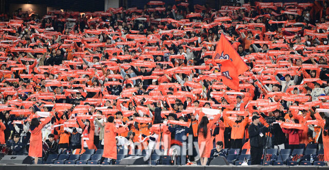 31일 오후 대전 한화생명 볼파크에서 진행된 '2025 신한 SOL Bank KBO 한국시리즈 5차전' LG트윈스-한화 이글스와의 경기.<br><br>한화 팬들이 응원을 펼치고 있다./마이데일리