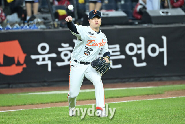31일 대전 한화생명 볼파크 야구장에서 열린 '2025 신한 SOL 뱅크 KBO 한국시리즈 5차전' LG 트윈스와 한화 이글스 경기. 한화 투수 김종수가 5회초 1사 1루에 LG 오지환의 기습번트를 송구 실책을 하고 있다./마이데일리