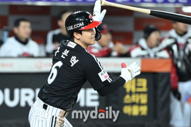 31일 대전 한화생명 볼파크 야구장에서 열린 '2025 신한 SOL 뱅크 KBO 한국시리즈 5차전' LG 트윈스와 한화 이글스 경기.<br><br>LG 구본혁이 7회초 1사에 2루타를 치고 있다./마이데일리