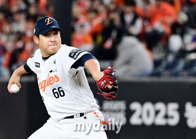 31일 오후 대전 한화생명 볼파크에서 진행된 '2025 신한 SOL Bank KBO 한국시리즈 5차전' LG트윈스-한화 이글스와의 경기. 한화 주현상이 구원 등판해 역투를 펼치고 있다./마이데일리