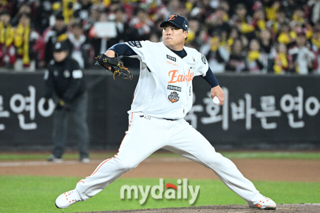 31일 대전 한화생명 볼파크 야구장에서 열린 '2025 신한 SOL 뱅크 KBO 한국시리즈 5차전' LG 트윈스와 한화 이글스 경기. 한화 류현진이 8회초 교체되 마운드에 올라 힘차게 투구하고 있다./마이데일리