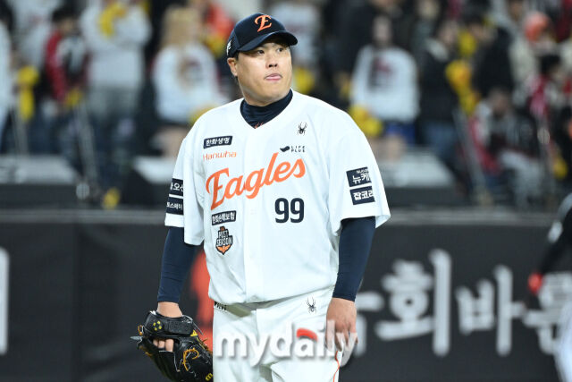 31일 대전 한화생명 볼파크 야구장에서 열린 '2025 신한 SOL 뱅크 KBO 한국시리즈 5차전' LG 트윈스와 한화 이글스 경기. 한화 류현진이 8회 마운드에 올라 무실점으로 수비를 마치고 더그아웃으로 들어서고 있다./마이데일리