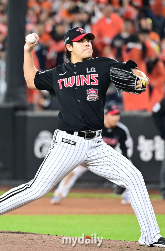 31일 오후 대전 한화생명 볼파크에서 진행된 '2025 신한 SOL Bank KBO 한국시리즈 5차전' LG트윈스-한화 이글스와의 경기. LG 김진성이 8회말 구원 등판해 역투를 펼치고 있다./마이데일리