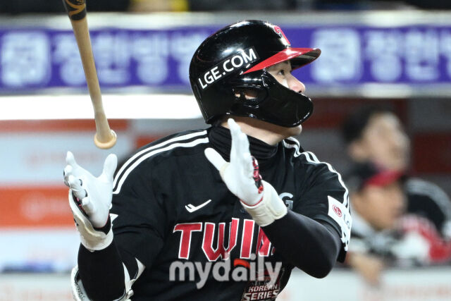 31일 대전 한화생명 볼파크 야구장에서 열린 '2025 신한 SOL 뱅크 KBO 한국시리즈 5차전' LG 트윈스와 한화 이글스 경기.<br><br>LG 홍창기가 9회초 1사 만루에 희생플라이로 1타점을 올리고 있다./마이데일리