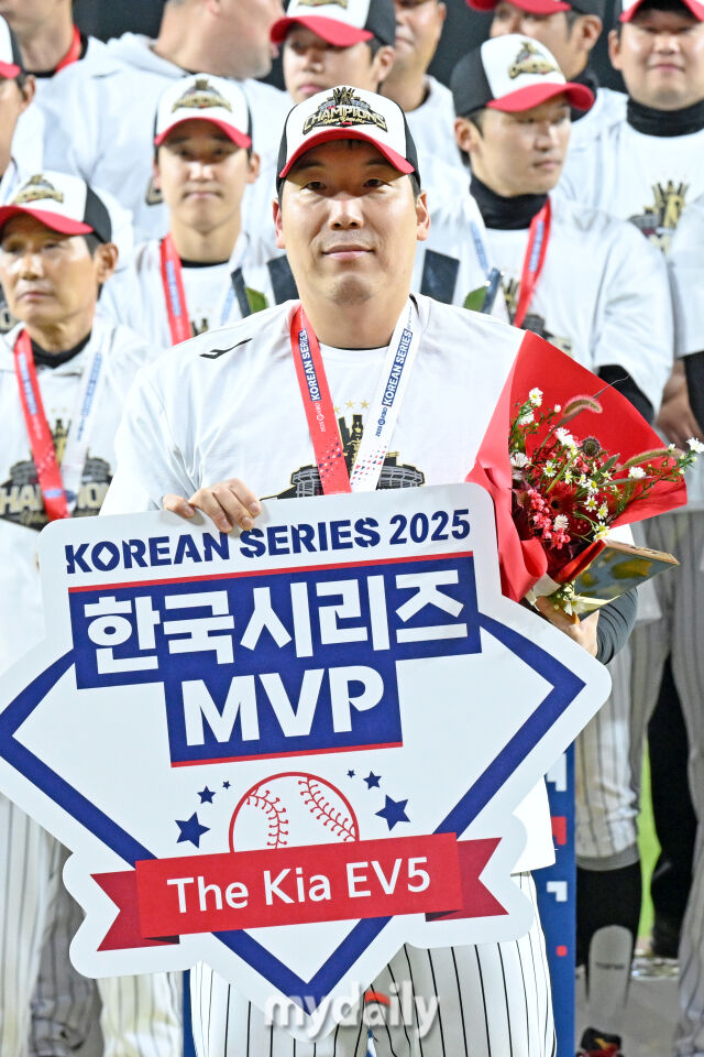 31일 대전 한화생명 볼파크 야구장에서 열린 LG 트윈스의 '2025 신한 SOL 뱅크 KBO 한국시리즈 우승 시상식.<br><br>한국시리즈 MVP로 선정된 LG 김현수/마이데일리<br> 