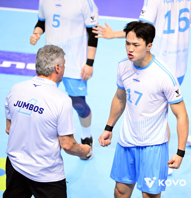 대한항공 헤난 감독과 임동혁./KOVO