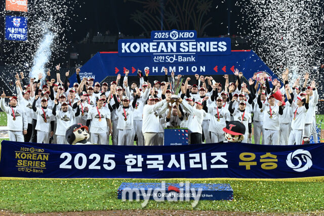 31일 대전 한화생명 볼파크 야구장에서 열린 LG 트윈스의 '2025 신한 SOL 뱅크 KBO 한국시리즈 우승 시상식.<br><br>함께 기뻐하는 LG 트윈스./마이데일리