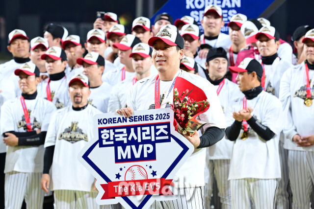 31일 오후 대전 한화생명 볼파크에서 진행된 '2025 신한 SOL Bank KBO 한국시리즈 5차전' LG트윈스-한화 이글스와의 경기. LG가 4-1로 승리해 통합 우승을 차지했다. LG 김현수가 한국시리즈 MVP로 선정된 뒤 포즈를 취하고 있다./마이데일리